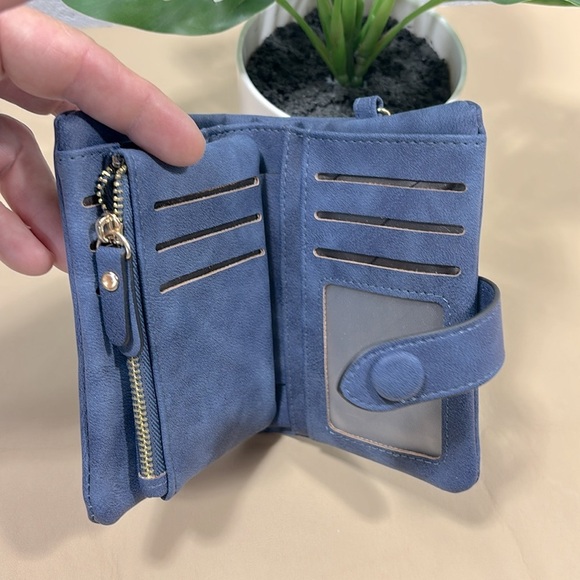 NWOT Elegant Blue Suede look Women's Clutch / wallet​​ - Picture 4 of 7